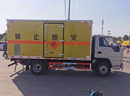 镇海爆破器材运输车工人安全操作规范与智能技术保障